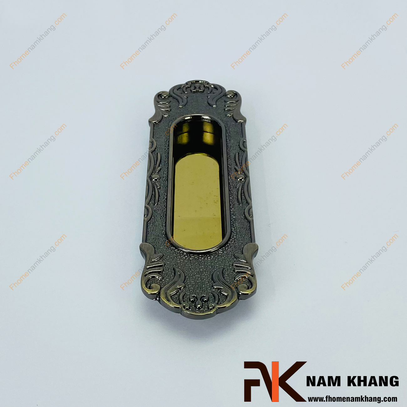 Tay nắm âm tủ kiểu cổ màu rêu vàng NK104-RV là một mẫu sản phẩm nằm trong bộ sưu tập các thiết kế mang phong cách cổ lấy cảm hứng từ thời phong kiến đời trước