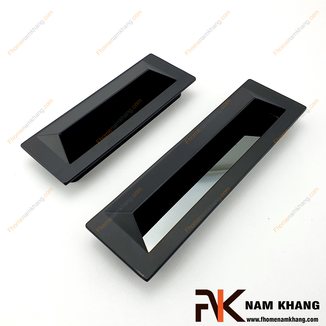 Tay nắm âm tủ dạng trơn màu đen mờ NK223-D là loại tay nắm chuyên dùng cho các loại tủ đặt ở những nơi có không gian hạn chế hoặc dùng để nâng cao tính thẫm mỹ của sản phẩm