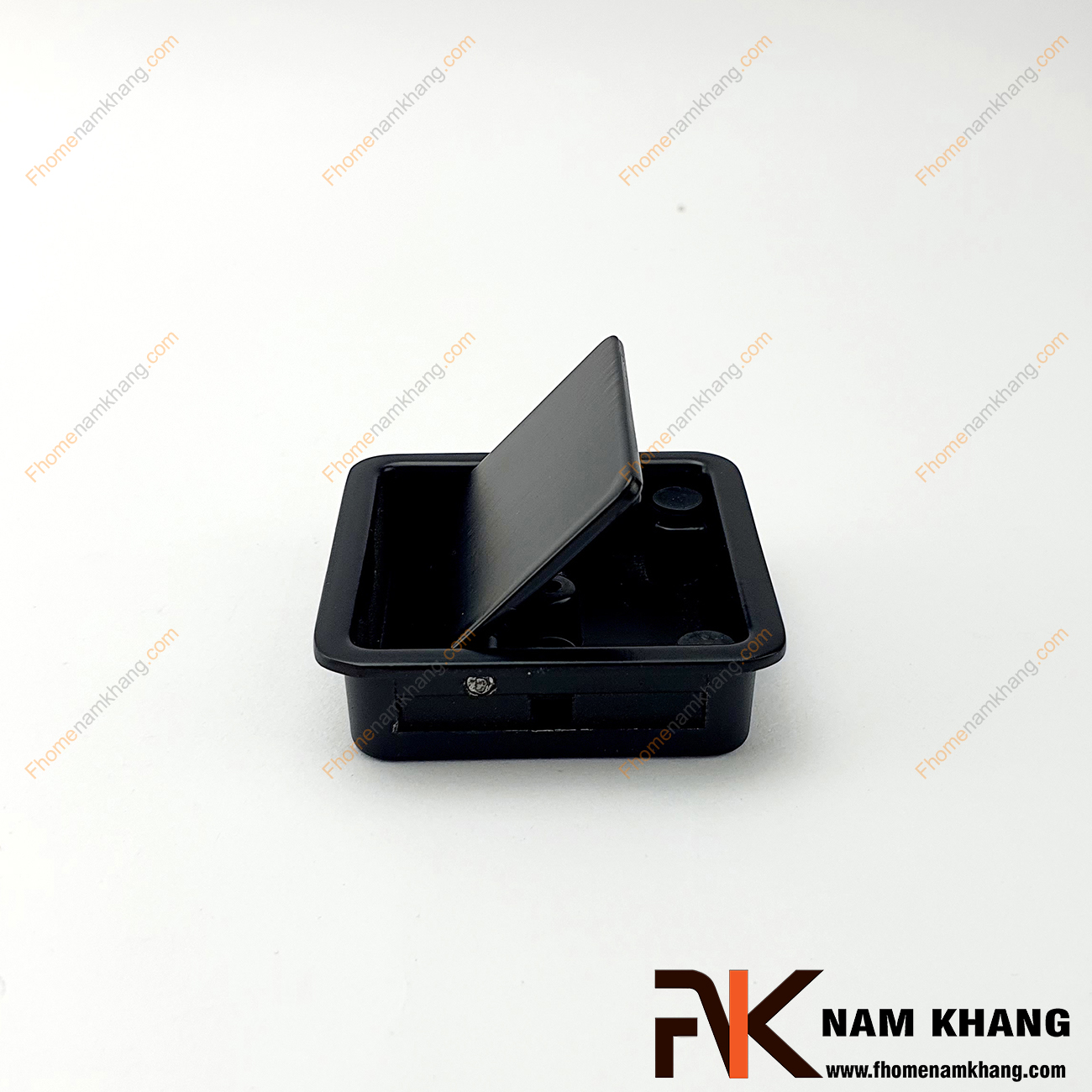 Núm âm tủ dạng vuông trơn màu đen NK237-D chuyên dùng cho các loại tủ đặt ở những nơi có không gian hạn chế hoặc dùng để nâng cao tính thẫm mỹ của sản phẩm