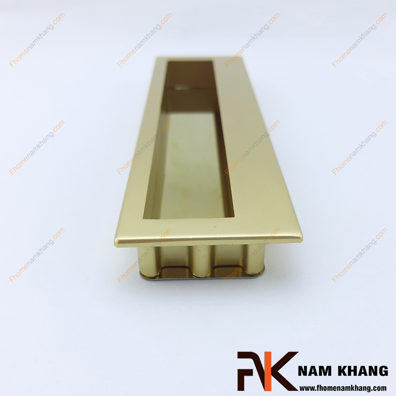 Tay nắm âm tủ màu vàng mờ NK431-VM là loại tay nắm chuyên dùng cho các loại tủ đặt ở những nơi có không gian hạn chế hoặc dùng để nâng cao tính thẫm mỹ của sản phẩm. 