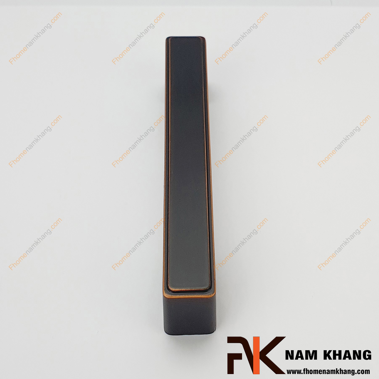 Tay nắm cửa tủ hiện đại màu đen viền hồng NK026-DH - Sản phẩm tay kéo cửa tủ vuông khối được thiết kế dựa trên hợp kim chất lượng khuôn dạng vuông tạo cảm giác cầm nắm vô cùng chắc chắn và thao tác thực hiện cũng vô cùng dễ dàng.