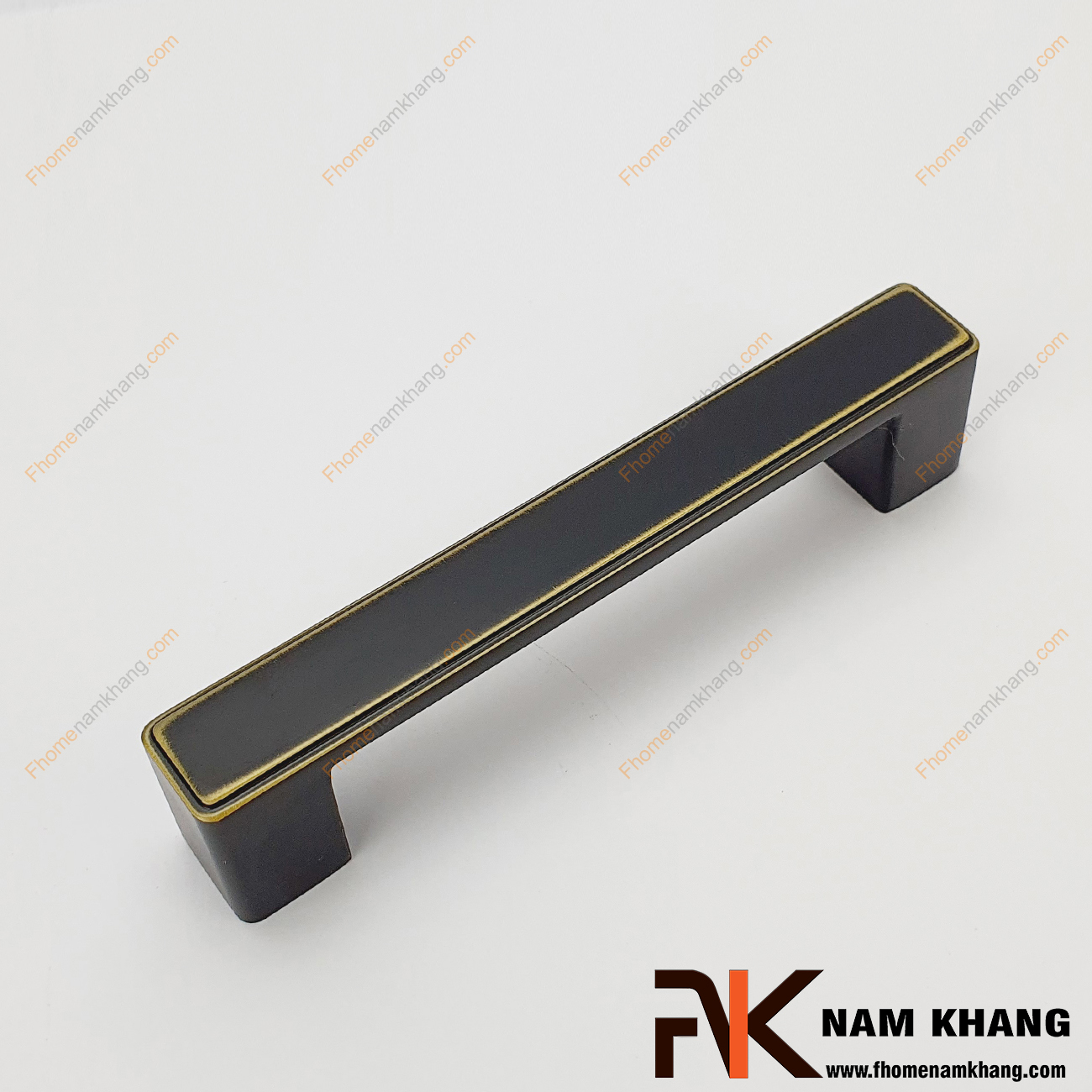 Sản phẩm Tay nắm cửa tủ hiện đại mạ màu đen vàng NK026-DV vuông khối được thiết kế dựa trên hợp kim chất lượng khuôn dạng vuông tạo cảm giác cầm nắm vô cùng chắc chắn và thao tác thực hiện cũng vô cùng dễ dàng.