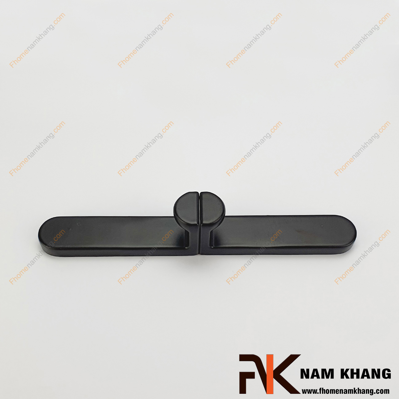 Tay nắm tủ phối hợp màu đen mờ NK121L-64-64D là dạng tay nắm tủ phối hợp được ghép nối từ 2 bộ phận tay nắm khác nhau để tạo thành thanh nắm có núm tròn.