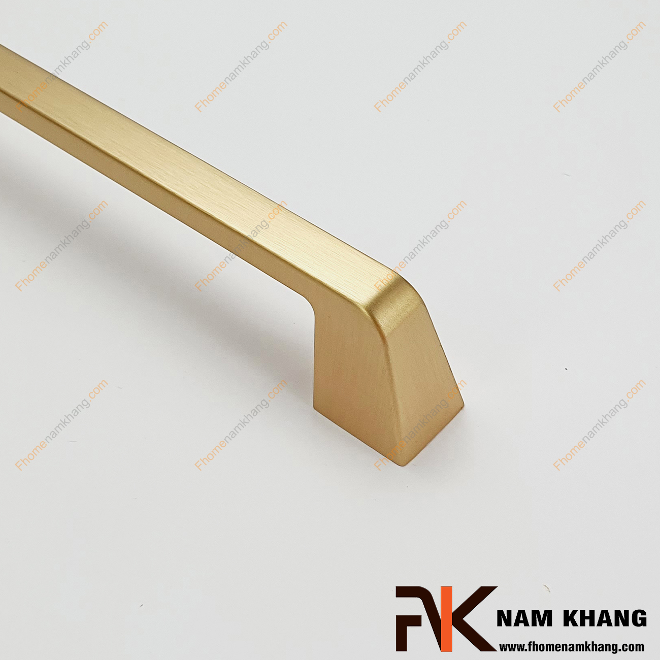 Tay nắm tủ mạ vàng mờ NK206-V được thiết kế dựa trên hợp kim chất lượng khuôn dạng vuông tạo cảm giác cầm nắm vô cùng chắc chắn và thao tác thực hiện cũng vô cùng dễ dàng.