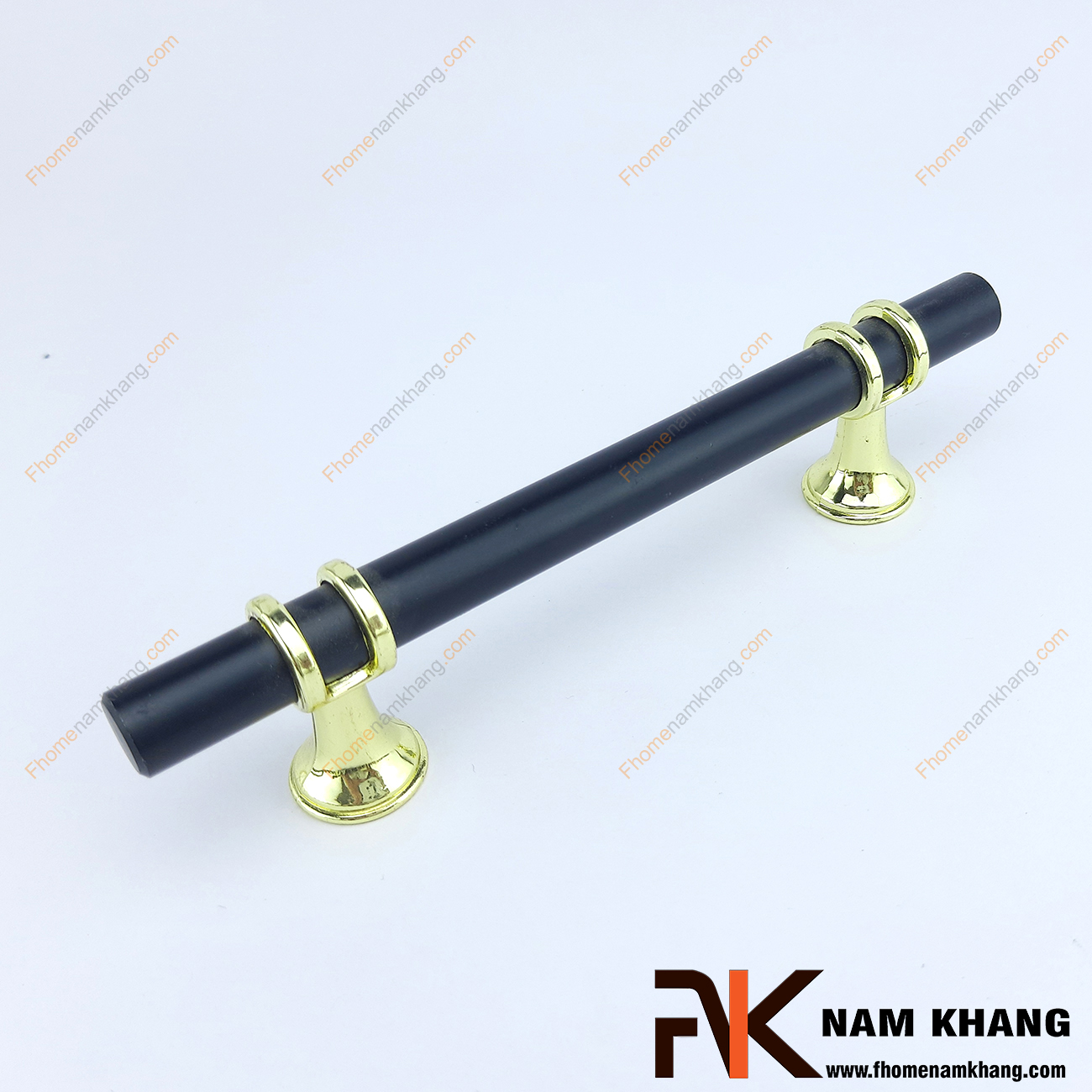 Sản phẩm Tay nắm tủ dạng thanh tròn màu đen NK207-D2, phối hợp 2 màu sắc chủ đạo đen và vàng bóng ở phần đế. NK207 thường được dùng trên các dạng tủ gỗ với nhiều vân màu gỗ để tạo sự khác biệt nổi bật.