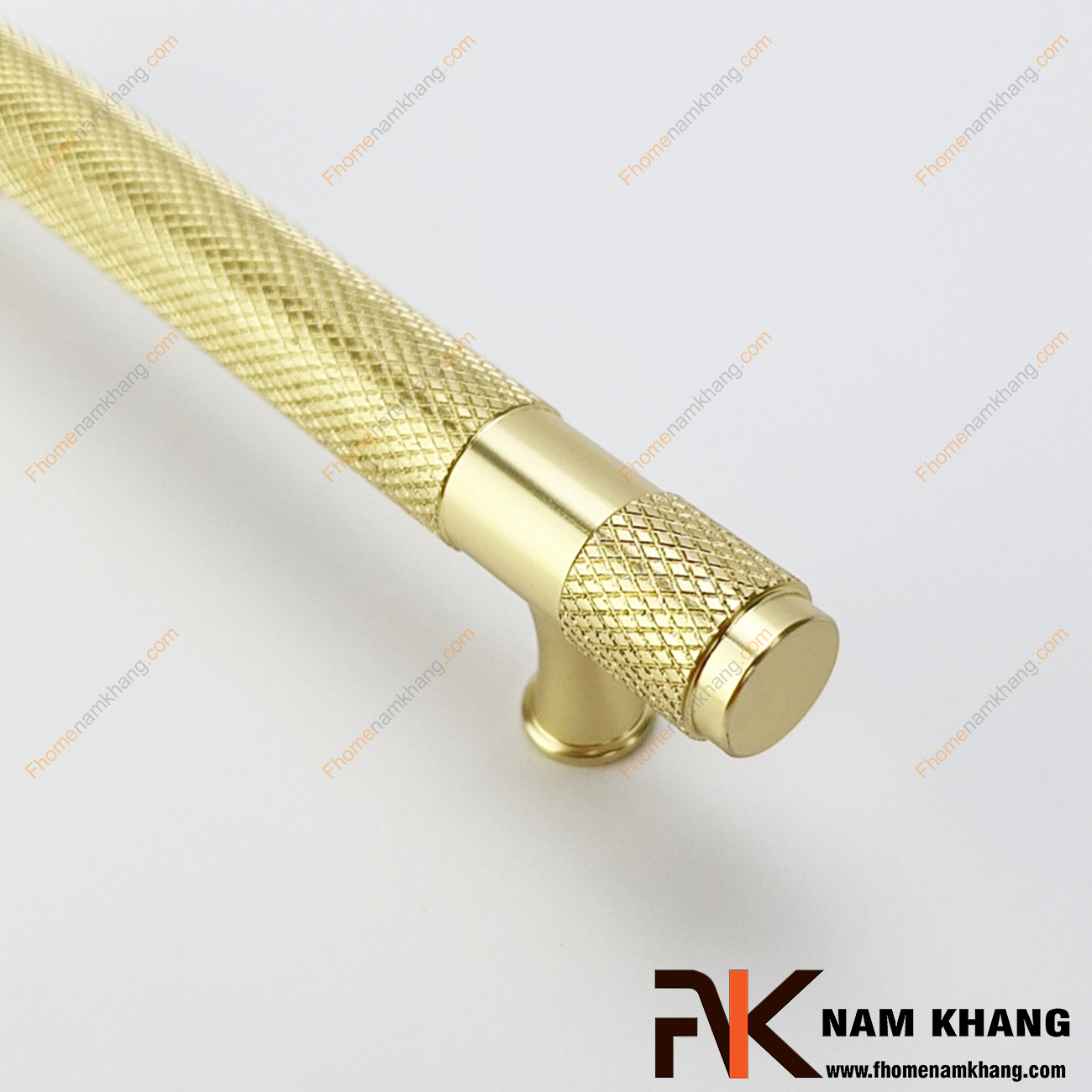 Tay nắm tủ thanh tròn màu vàng NK207S-V có thiết kế khá đặc biệt và thu hút khi kết hợp chân đến tròn mạ vàng bóng phối hợp với phần thân là một ống tròn từ chất liệu hợp kim bền chắc.