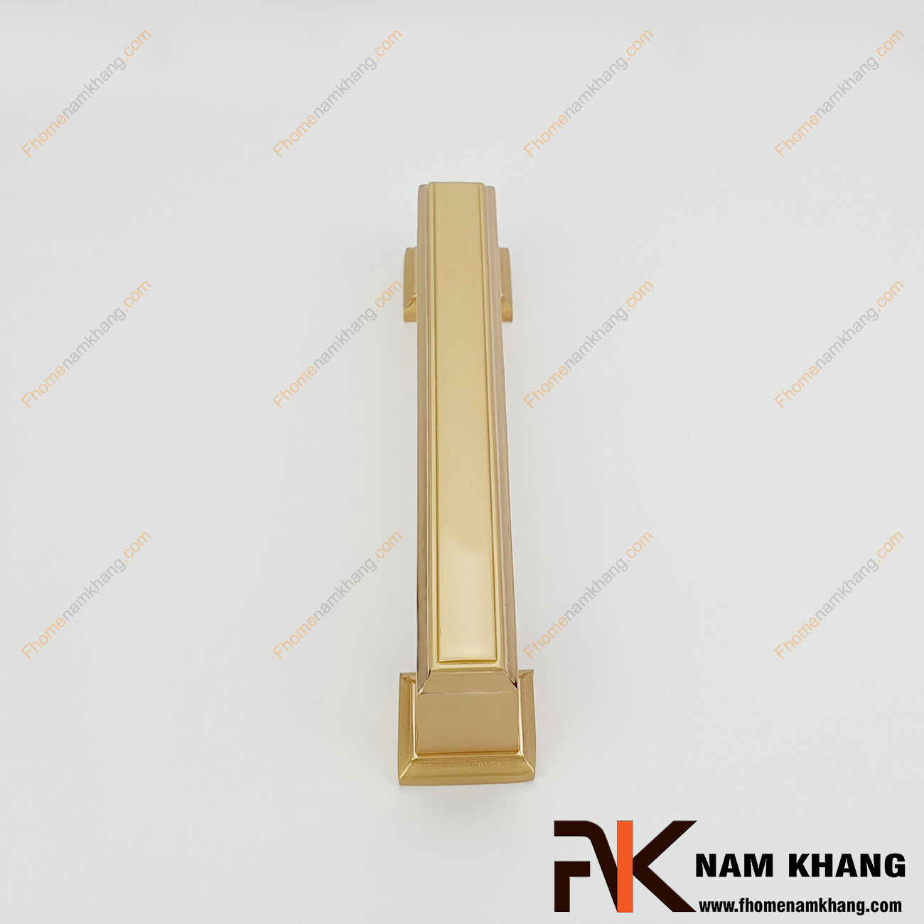 Tay nắm tủ dạng vuông màu vàng viền ánh kim NK230-VK - Thiết kế tay nắm tủ đơn giản với toàn bộ phần thân và đế tay nắm vuông và có các đường kẻ tạo điểm nhấn cho một sản phẩm chất lượng.