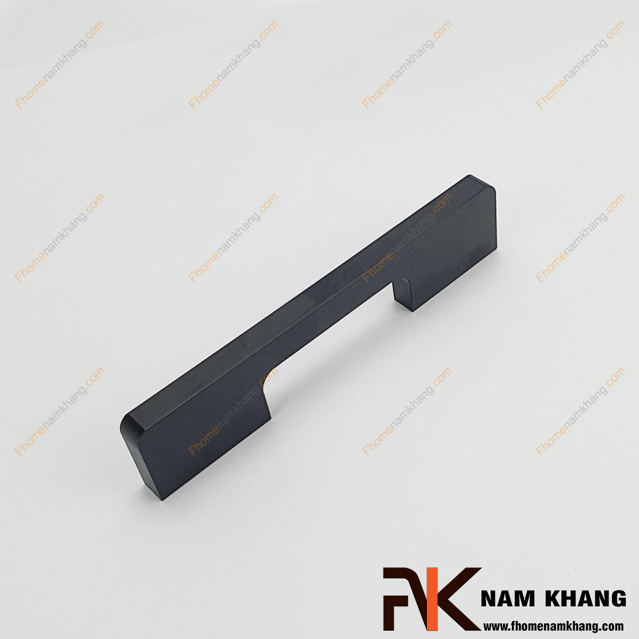 Tay nắm tủ dạng thanh màu đen mờ NK235L-D là một dòng tay nắm tủ theo bộ với nhiều kích thước được sử dụng trên một hoặc nhiều loại phong cách tủ khác nhau tùy nhu cầu thiết kế.