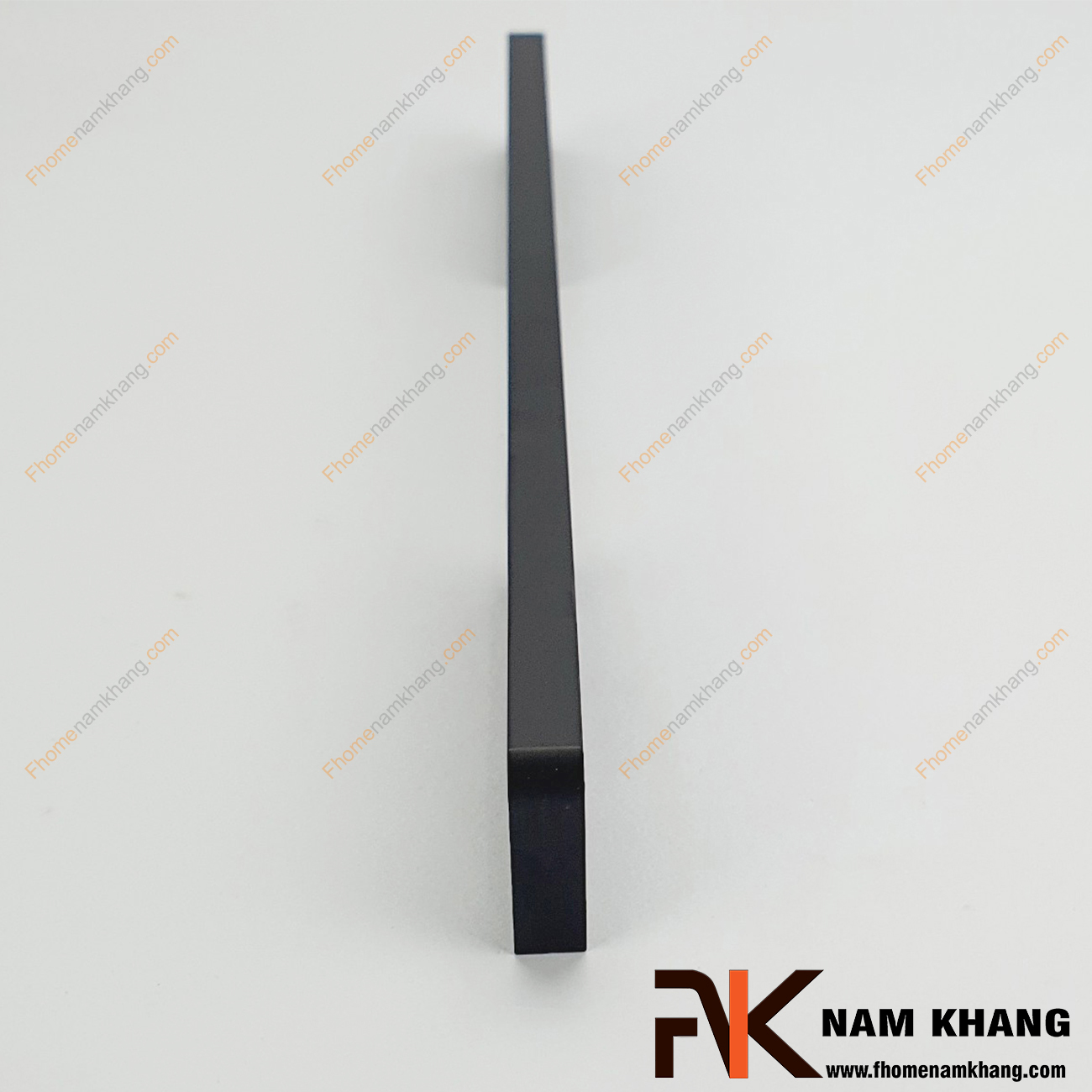 Tay nắm tủ dạng thanh màu đen mờ NK235L-D là một dòng tay nắm tủ theo bộ với nhiều kích thước được sử dụng trên một hoặc nhiều loại phong cách tủ khác nhau tùy nhu cầu thiết kế.