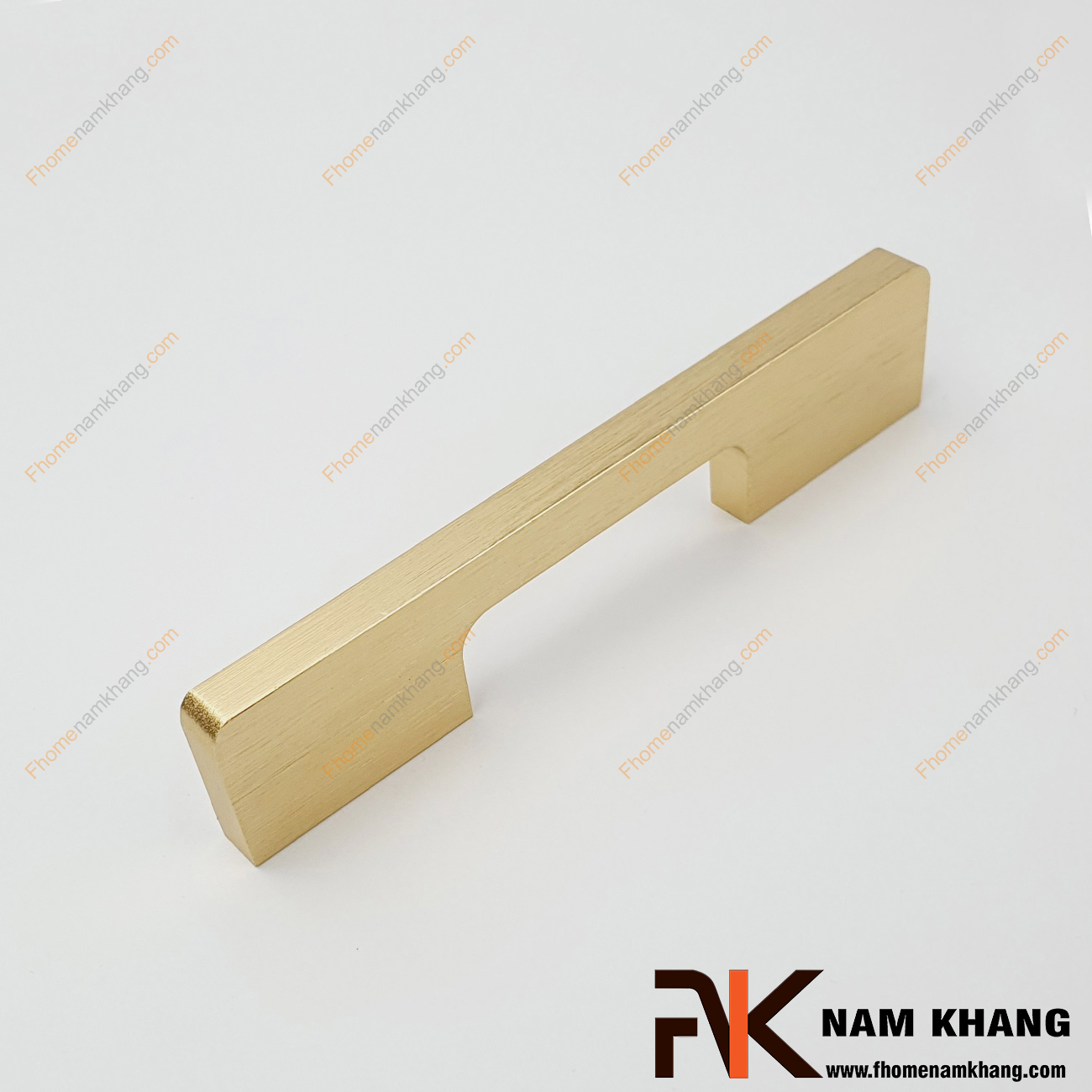Tay nắm tủ dạng thanh màu vàng xước NK235L-V là một dòng tay nắm tủ theo bộ với nhiều kích thước được sử dụng trên một hoặc nhiều loại phong cách tủ khác nhau tùy nhu cầu thiết kế.
