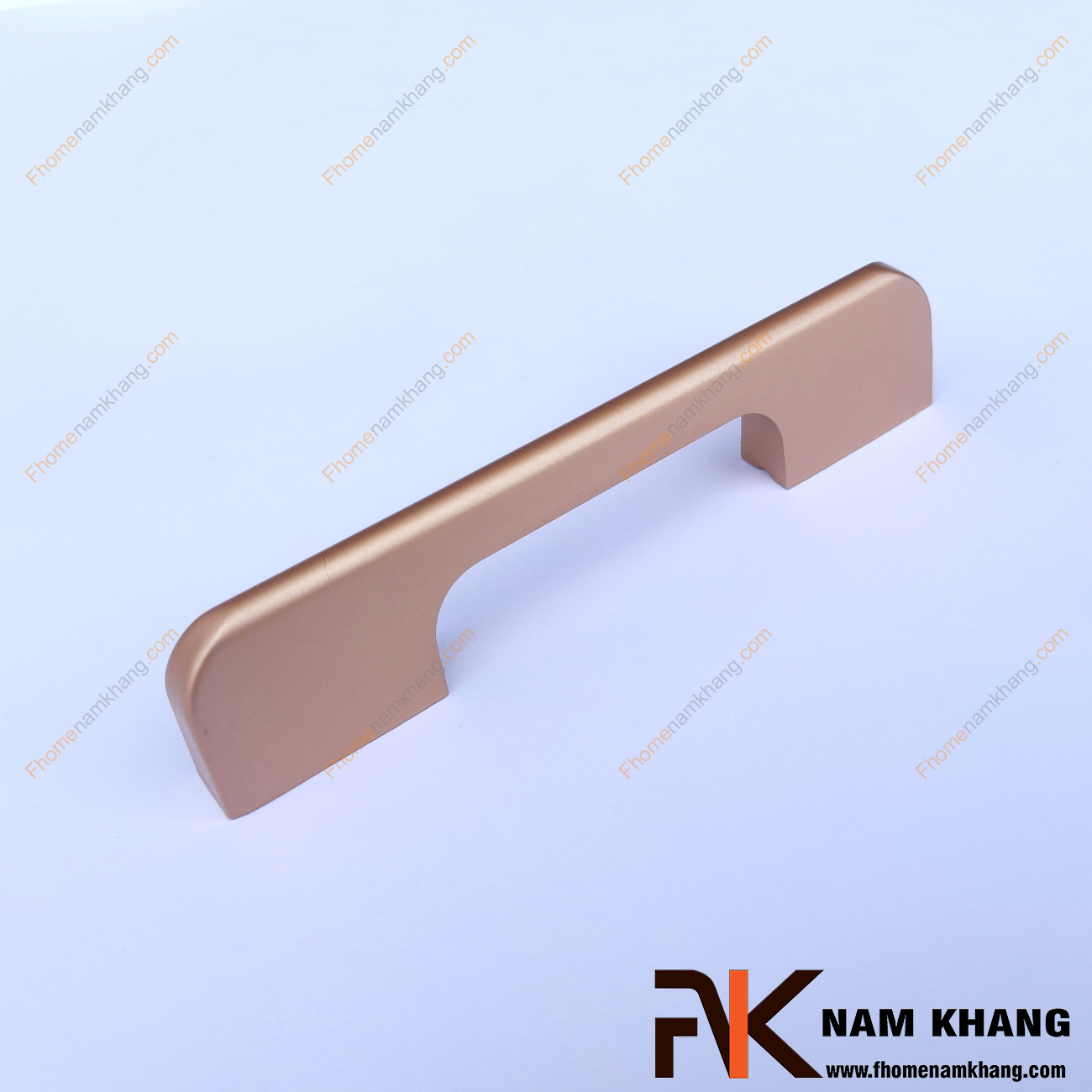 Tay nắm tủ dạng thanh trơn màu vàng đồng NK260-NV là một dòng tay nắm tủ theo bộ với nhiều kích thước được sử dụng trên một hoặc nhiều loại phong cách tủ khác nhau tùy nhu cầu thiết kế.