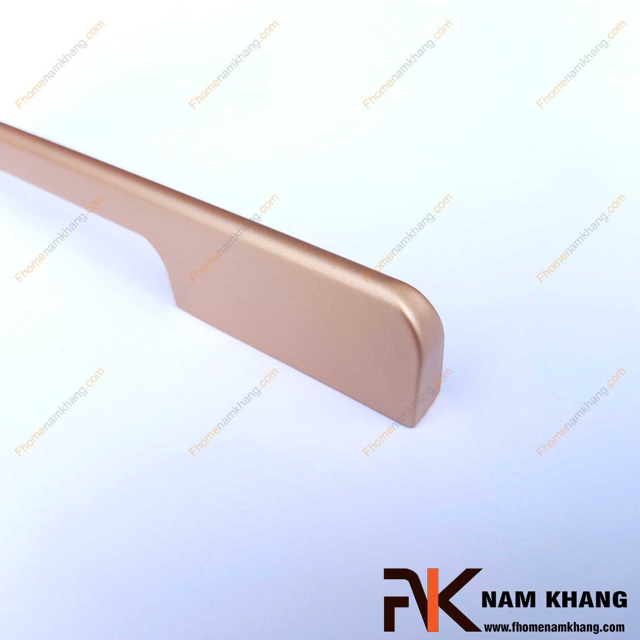 Tay nắm tủ dạng thanh trơn màu vàng đồng NK260-NV là một dòng tay nắm tủ theo bộ với nhiều kích thước được sử dụng trên một hoặc nhiều loại phong cách tủ khác nhau tùy nhu cầu thiết kế.