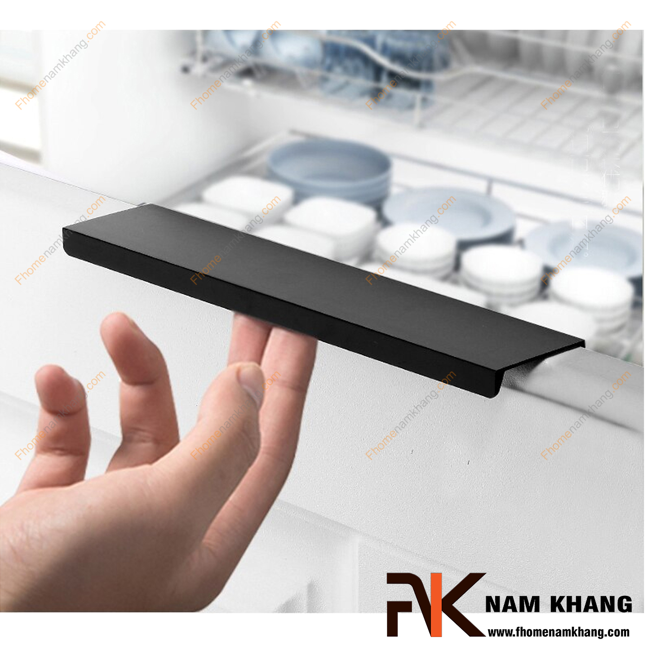Tay nắm tủ bắt cạnh dạng thanh dài màu đen NK312-D2 rất đặc trưng bởi thiết kế thanh mỏng dạng chữ L. Với thanh có độ dày đạt chuẩn và được sản xuất từ vật liệu cao cấp