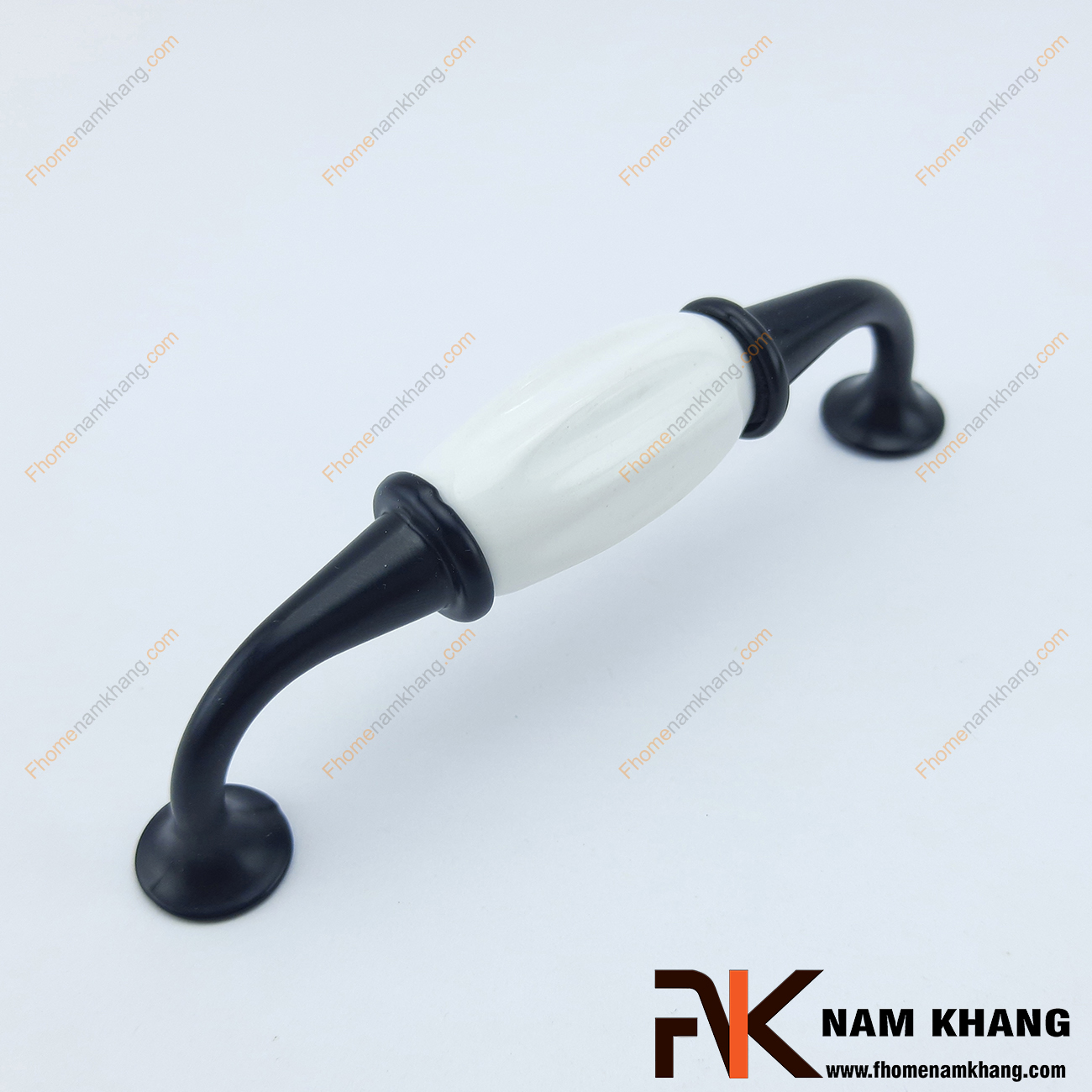 Tay nắm tủ phối sứ màu đen trắng NK322-96D là một dạng tay nắm có thiết kế rất  cổ, rất độc đáo. Được sản xuất trên chất liệu hợp kim cao cấp, kết hợp với loại sứ vân trắng ngà cao cấp rất lạ mắt nhưng có độ bền cao. 