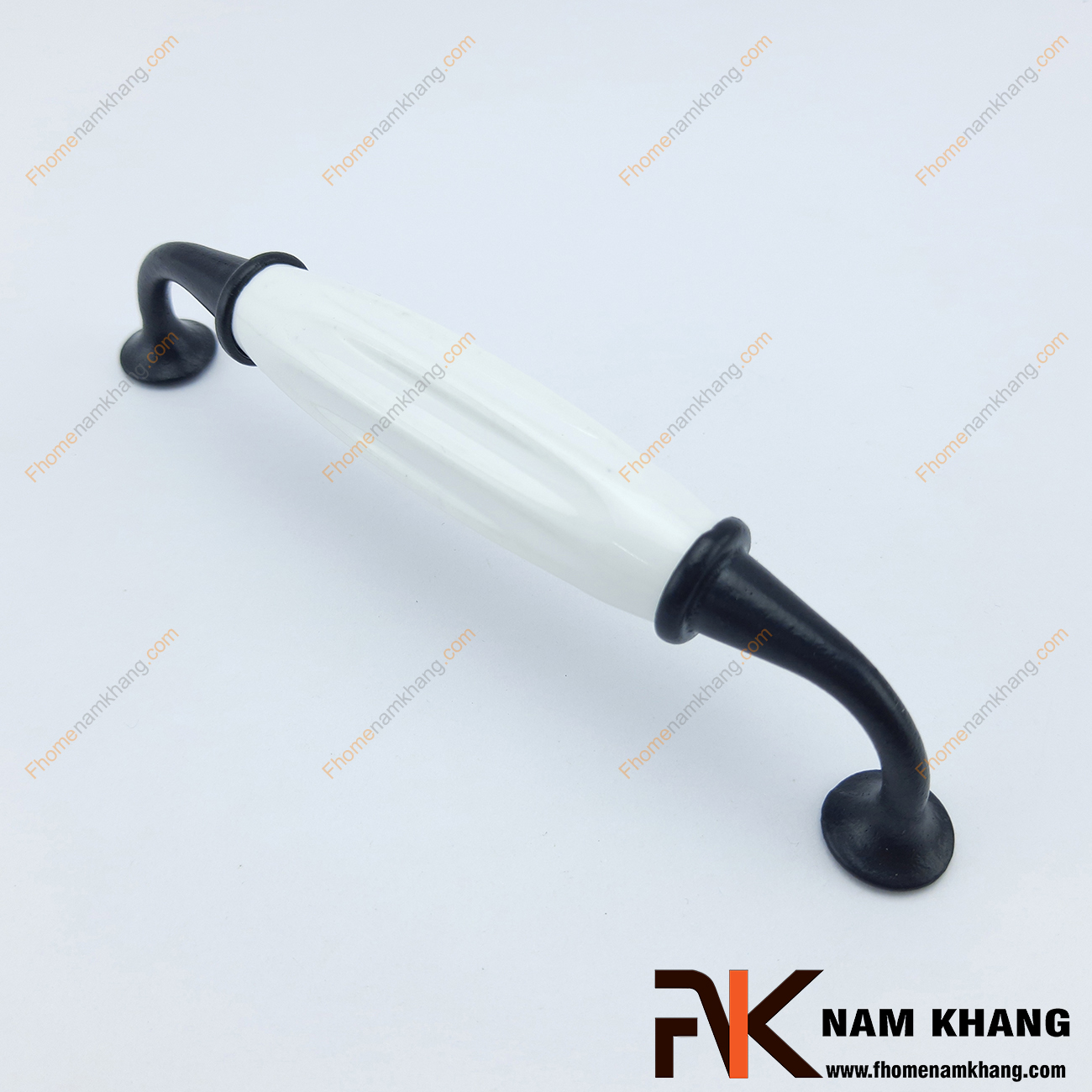 Tay nắm tủ phối sứ màu đen trắng NK322-96D là một dạng tay nắm có thiết kế rất  cổ, rất độc đáo. Được sản xuất trên chất liệu hợp kim cao cấp, kết hợp với loại sứ vân trắng ngà cao cấp rất lạ mắt nhưng có độ bền cao. 