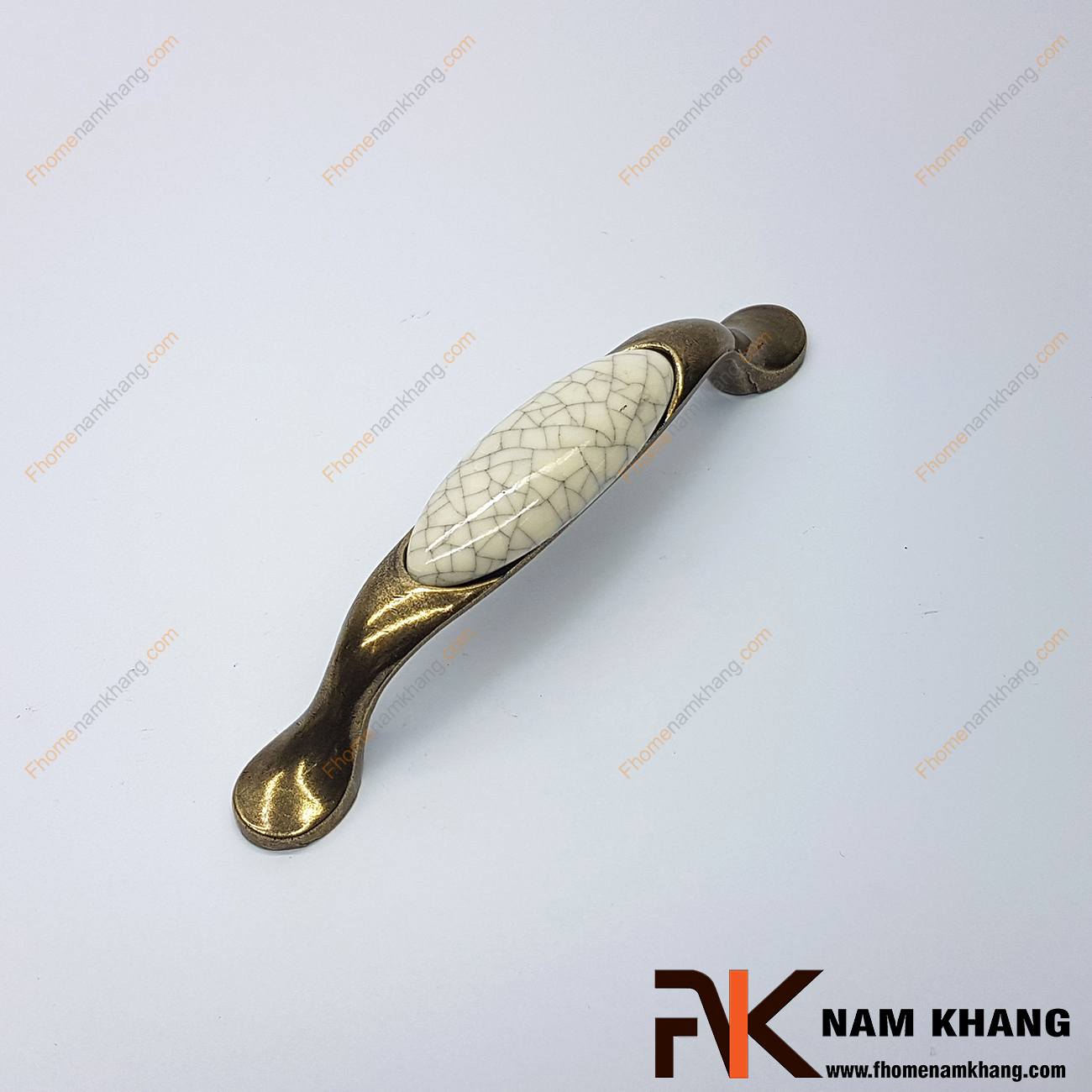 Sản phẩm Tay nắm tủ cổ điển phối sứ NK360-96VC2 thuộc dạng tay nắm kết hợp từ 2 chất liệu quen thuộc là hợp kim mạ đồng cổ và sứ cao cấp