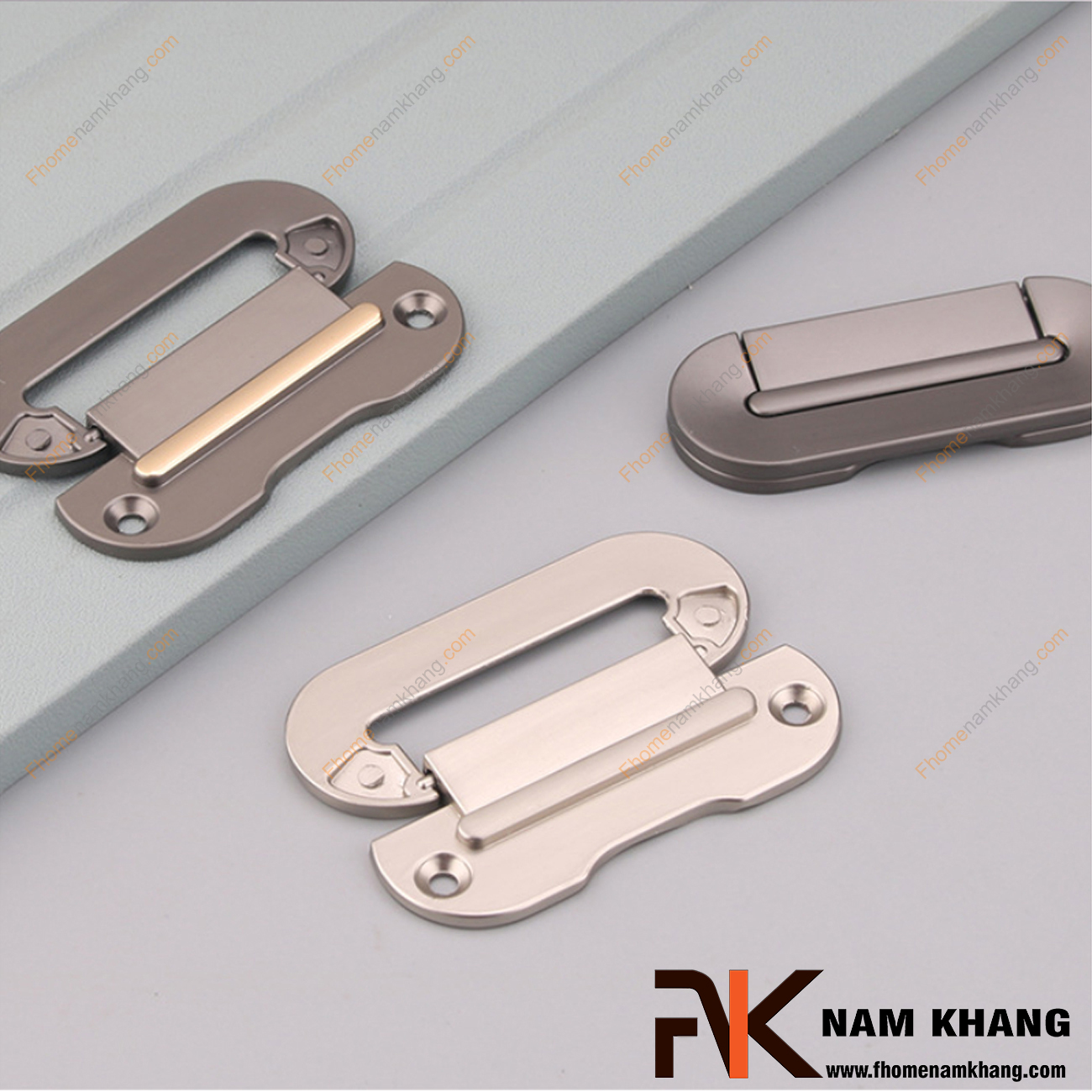 Tay nắm tủ hiện đại màu màu xám NK381-64X là một dạng tay nắm tủ thiết kế rất tinh tế và hiện đại. Sản phẩm tay nắm gồm 2 phần rời nhau, phần đế được cố định bởi 2 vít vặn và phần thân nắm có thể đóng gập dễ dàng.