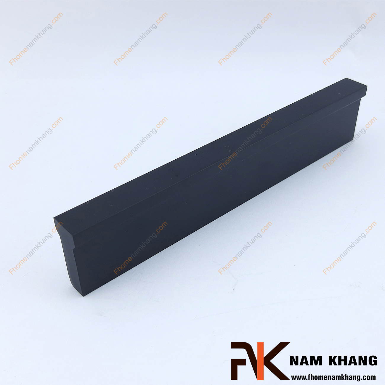 Tay nắm tủ dạng thanh màu đen NK406-D có dạng thanh chữ T với góc cạnh vuông được xử lý gọn gàng. Sỡ hữu công nghệ anode nhôm tạo màu cực đẹp, NK406 mang đến sự thanh lịch và đẳng cấp cho một sản phẩm chất lượng.