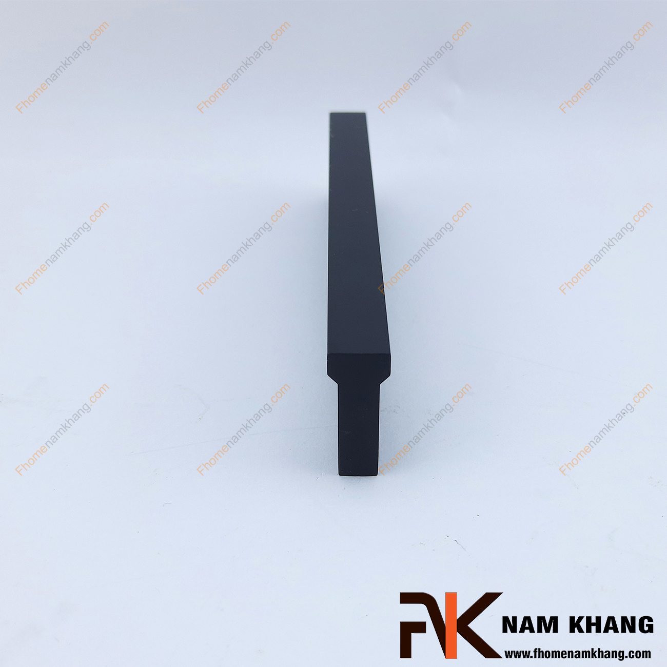 Tay nắm tủ dạng thanh màu đen NK406-D có dạng thanh chữ T với góc cạnh vuông được xử lý gọn gàng. Sỡ hữu công nghệ anode nhôm tạo màu cực đẹp, NK406 mang đến sự thanh lịch và đẳng cấp cho một sản phẩm chất lượng.
