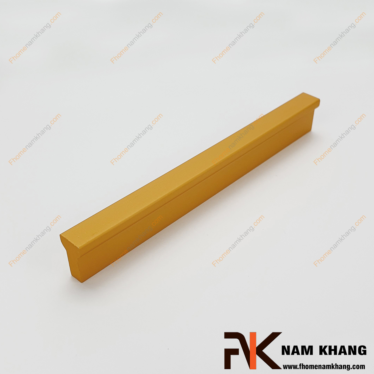 Tay nắm tủ dạng thanh dài nhiều kích thước màu vàng NK406-V2 có dạng thanh chữ T với góc cạnh vuông được xử lý gọn gàng. Sản phẩm được sử dụng công nghệ kỹ thuật cao, NK406 mang đến sự thanh lịch và đẳng cấp cho một sản phẩm chất lượng.