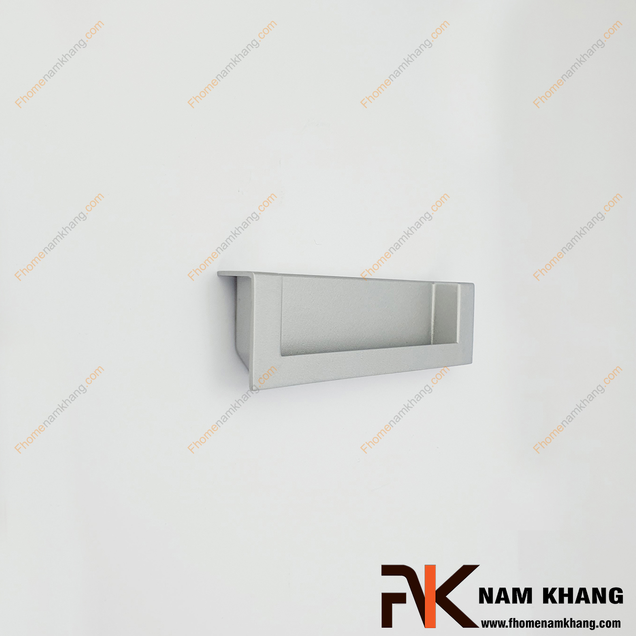 Tay nắm tủ dạng thanh âm màu nhôm mờ NK410L-NM , một mẫu tay nắm cửa tủ, cửa chính rất độc đáo. Được thiết kế với khuôn dạng thanh mảnh vuông góc và lắp đặt âm vào bên trong cánh cửa, điều này tăng khả năng ghép nối bền chặt hơn.