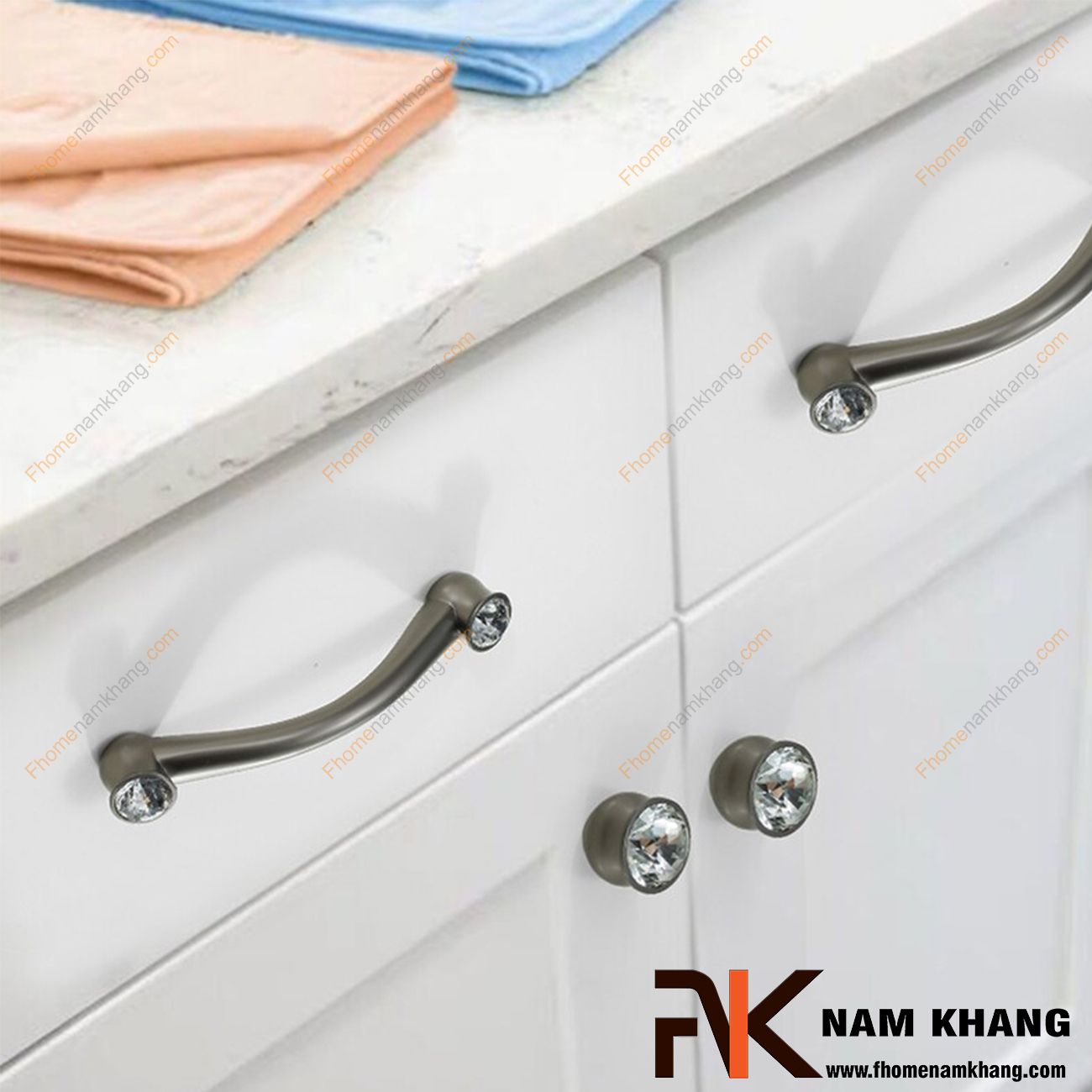 Núm cửa tủ kết hợp đá pha lê NK439-XBD đa dạng ở các vị trí lắp đặt bao gồm cả nội thất, ngoại thất, tủ kệ, tủ quần áo, tủ thời trang, tủ trang sức, ngăn kéo, ngăn bàn làm việc, tủ bếp,.