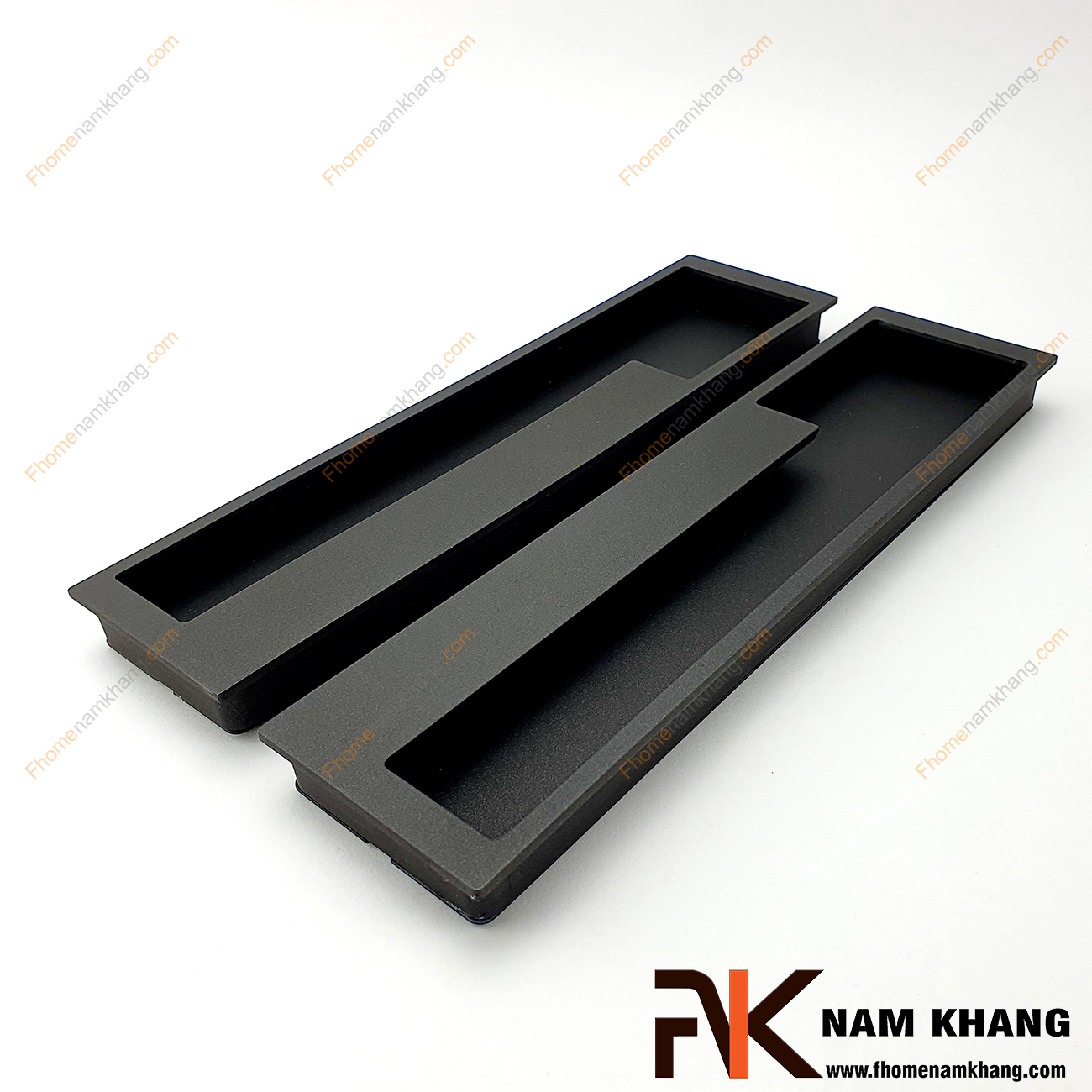 Tay nắm âm tủ màu đen NK438-192D là loại tay nắm chuyên dùng cho các loại tủ đặt ở những nơi có không gian hạn chế hoặc dùng để nâng cao tính thẫm mỹ của sản phẩm