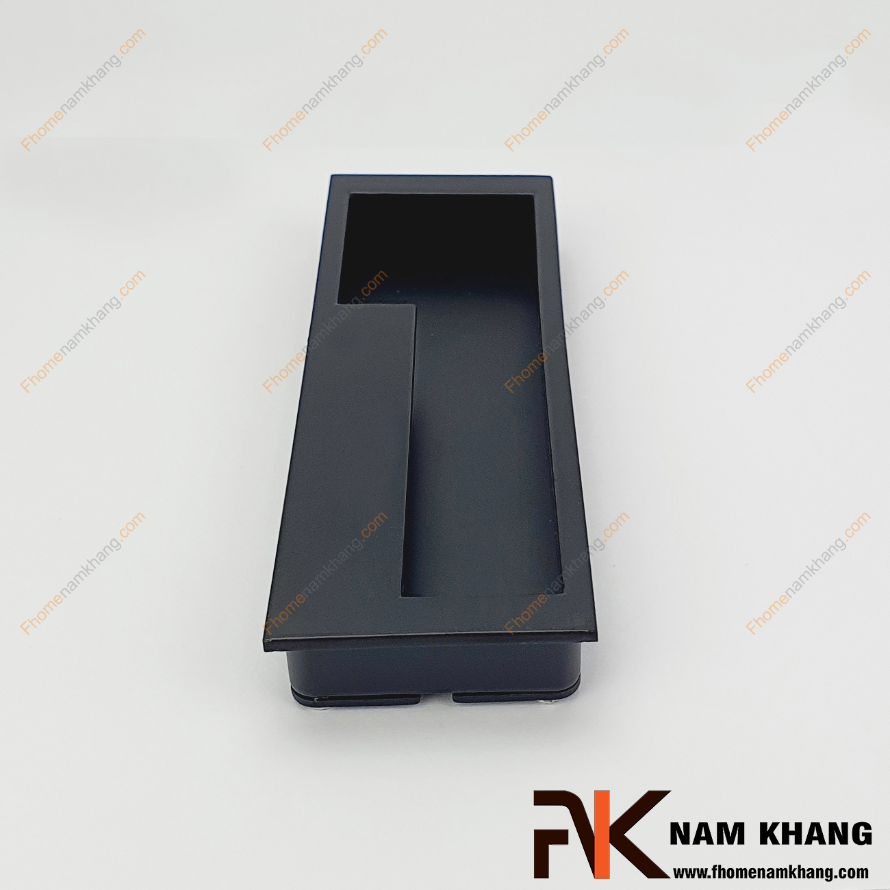 Tay nắm âm tủ màu đen dạng trơn NK438S-128D là loại tay nắm chuyên dùng cho các loại tủ đặt ở những nơi có không gian hạn chế hoặc dùng để nâng cao tính thẫm mỹ của sản phẩm