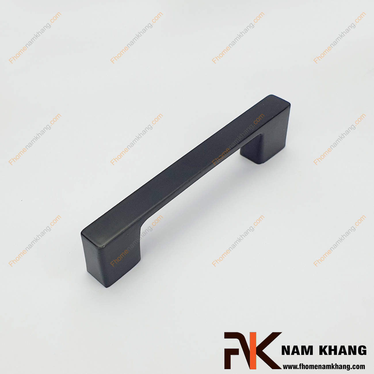 Tay nắm tủ màu đen dạng thanh NK143L-D được thiết kế dựa trên hợp kim chất lượng khuôn dạng vuông tạo cảm giác cầm nắm vô cùng chắc chắn và thao tác thực hiện cũng vô cùng dễ dàng.