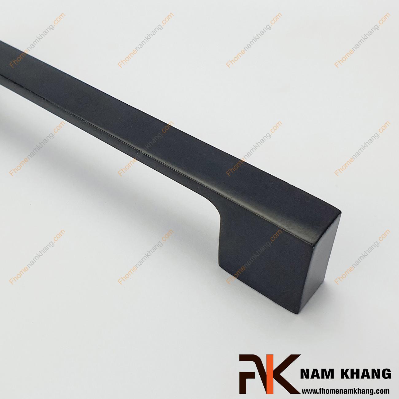 Tay nắm tủ màu đen dạng thanh NK143L-D được thiết kế dựa trên hợp kim chất lượng khuôn dạng vuông tạo cảm giác cầm nắm vô cùng chắc chắn và thao tác thực hiện cũng vô cùng dễ dàng.
