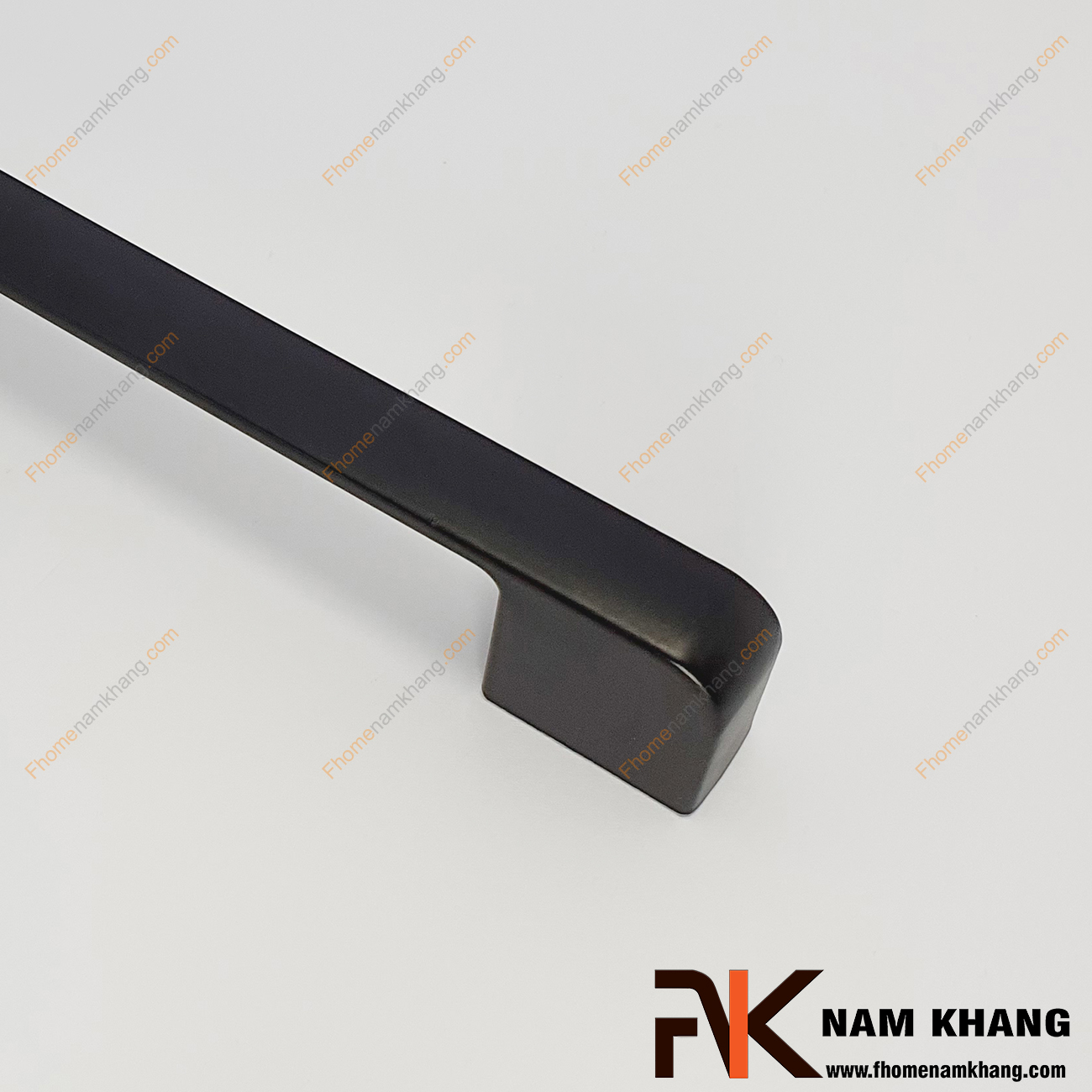Tay nắm tủ màu đen dạng thanh bo tròn NK143L-DM được thiết kế dựa trên hợp kim chất lượng khuôn dạng vuông tạo cảm giác cầm nắm vô cùng chắc chắn và thao tác thực hiện cũng vô cùng dễ dàng.