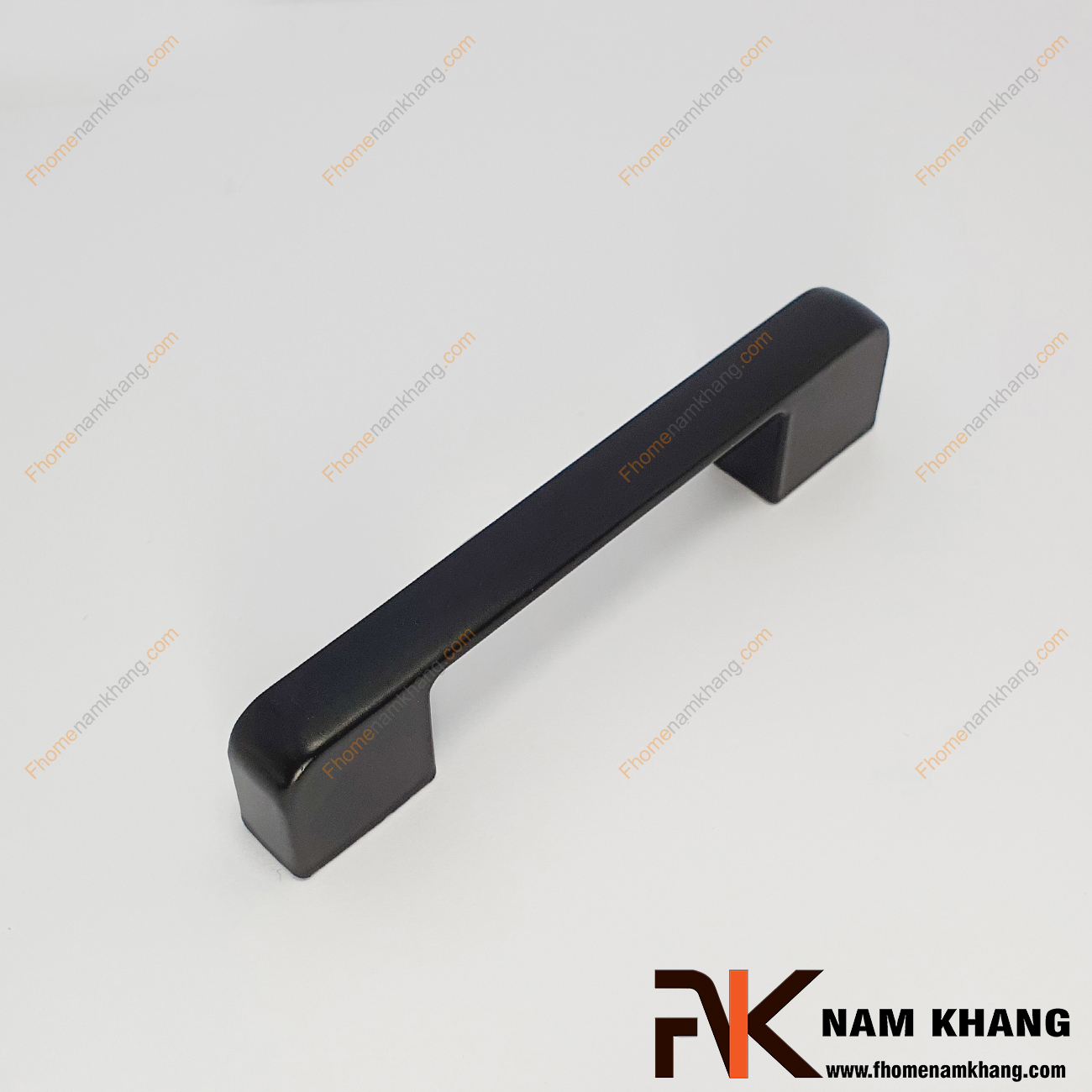 Tay nắm tủ màu đen dạng thanh bo tròn NK143L-DM được thiết kế dựa trên hợp kim chất lượng khuôn dạng vuông tạo cảm giác cầm nắm vô cùng chắc chắn và thao tác thực hiện cũng vô cùng dễ dàng.