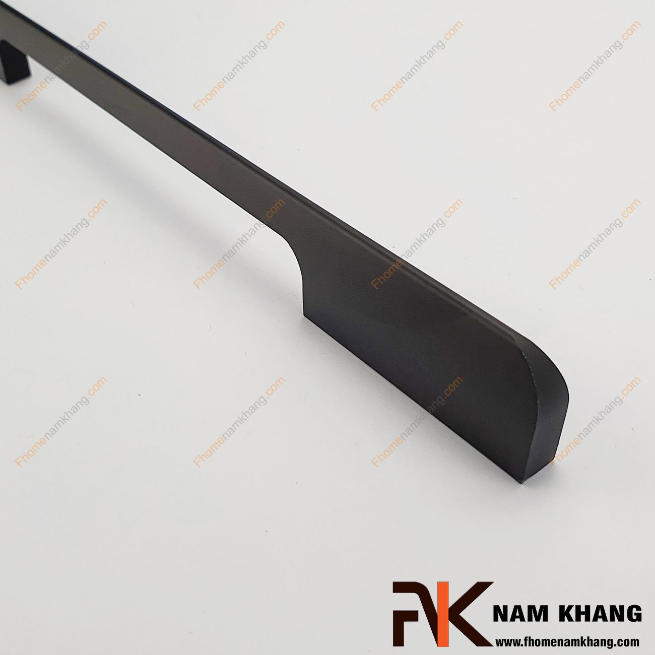 Tay cầm tủ màu đen dạng thanh dài NK170-D là thiết kế đặc biệt từ hợp kim cao cấp