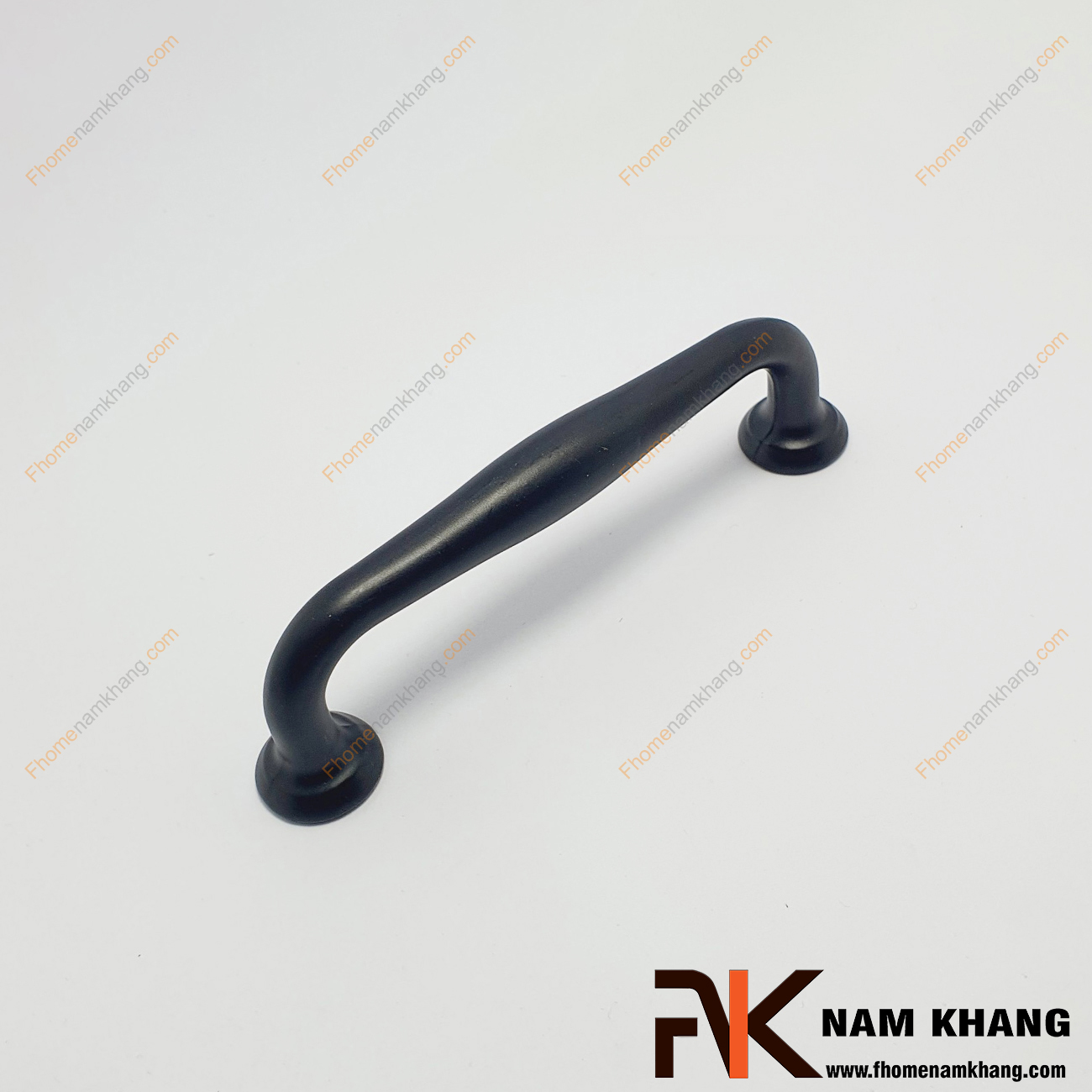 Tay nắm cửa tủ dạng trơn màu đen NK403L-D  có thiết kế đơn giản với phần thân tròn và dạng tròn ở hai đầu của tay nắm. 
