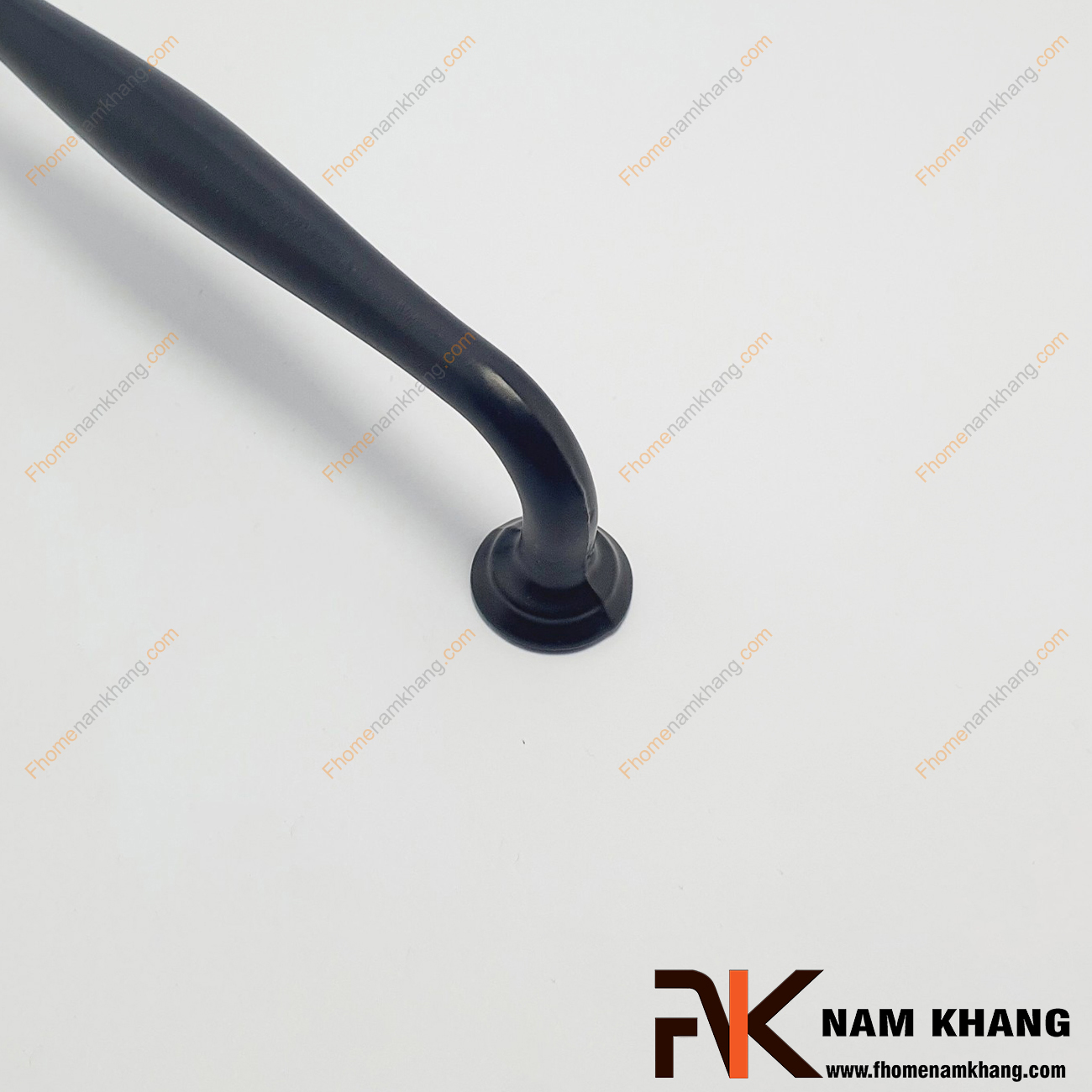 Tay nắm cửa tủ dạng trơn màu đen NK403L-D  có thiết kế đơn giản với phần thân tròn và dạng tròn ở hai đầu của tay nắm. 