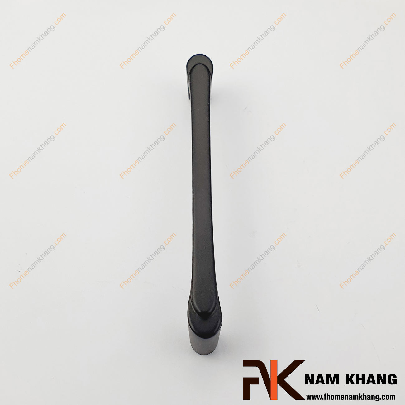 Tay nắm tủ màu đen mờ NK458-D được thiết kế với phong cách hiện đại, kiểu dáng thon gọn bóng mượt thu hút ánh nhìn và mang lại cảm giác cầm nắm thoải mái