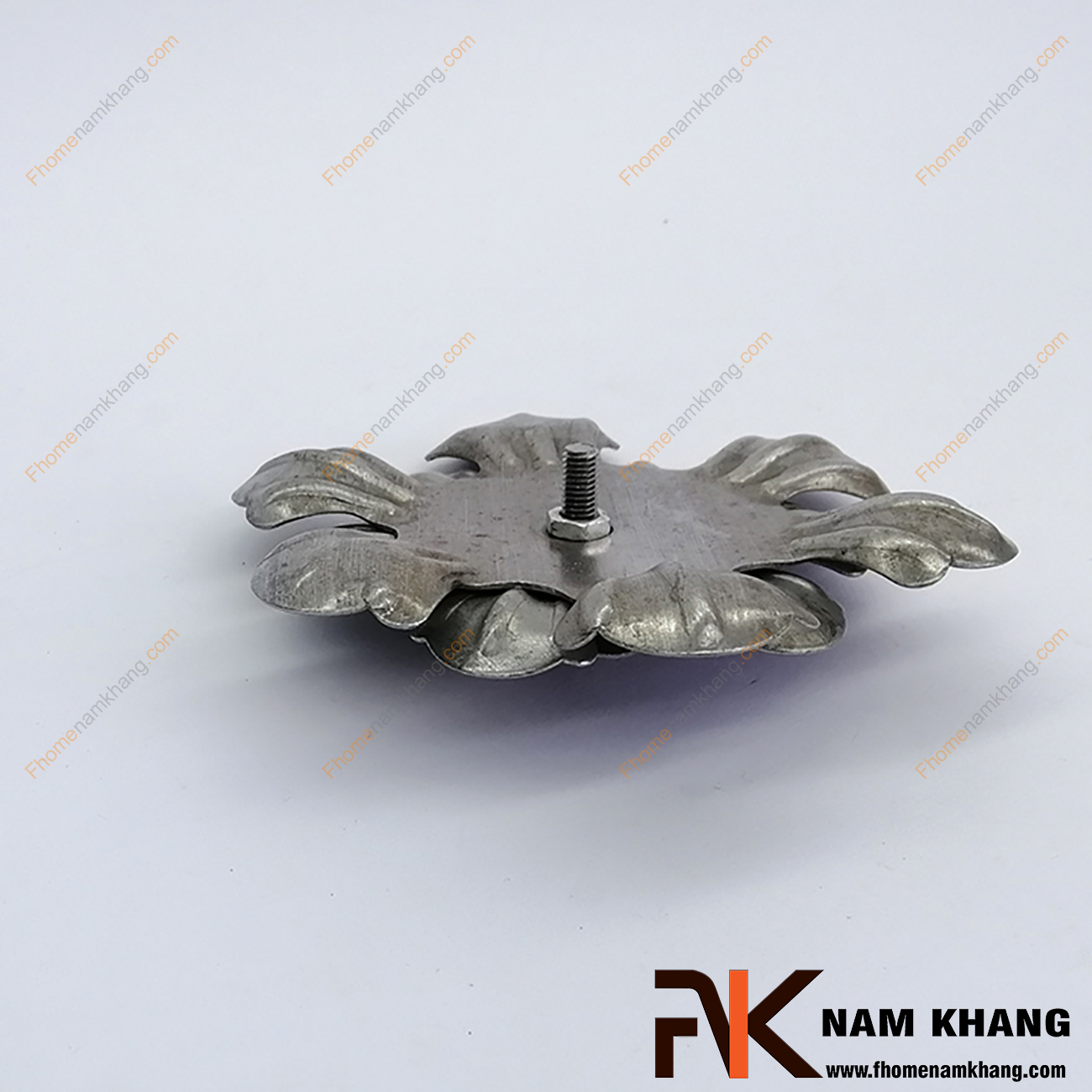 Hoa thép dập kép NKS-24 được sản xuất từ thép tấm có độ dày 1-2mm, có bề mặt láng mịn, hàn gắn dể dàng vào các chi tiết thép khác.