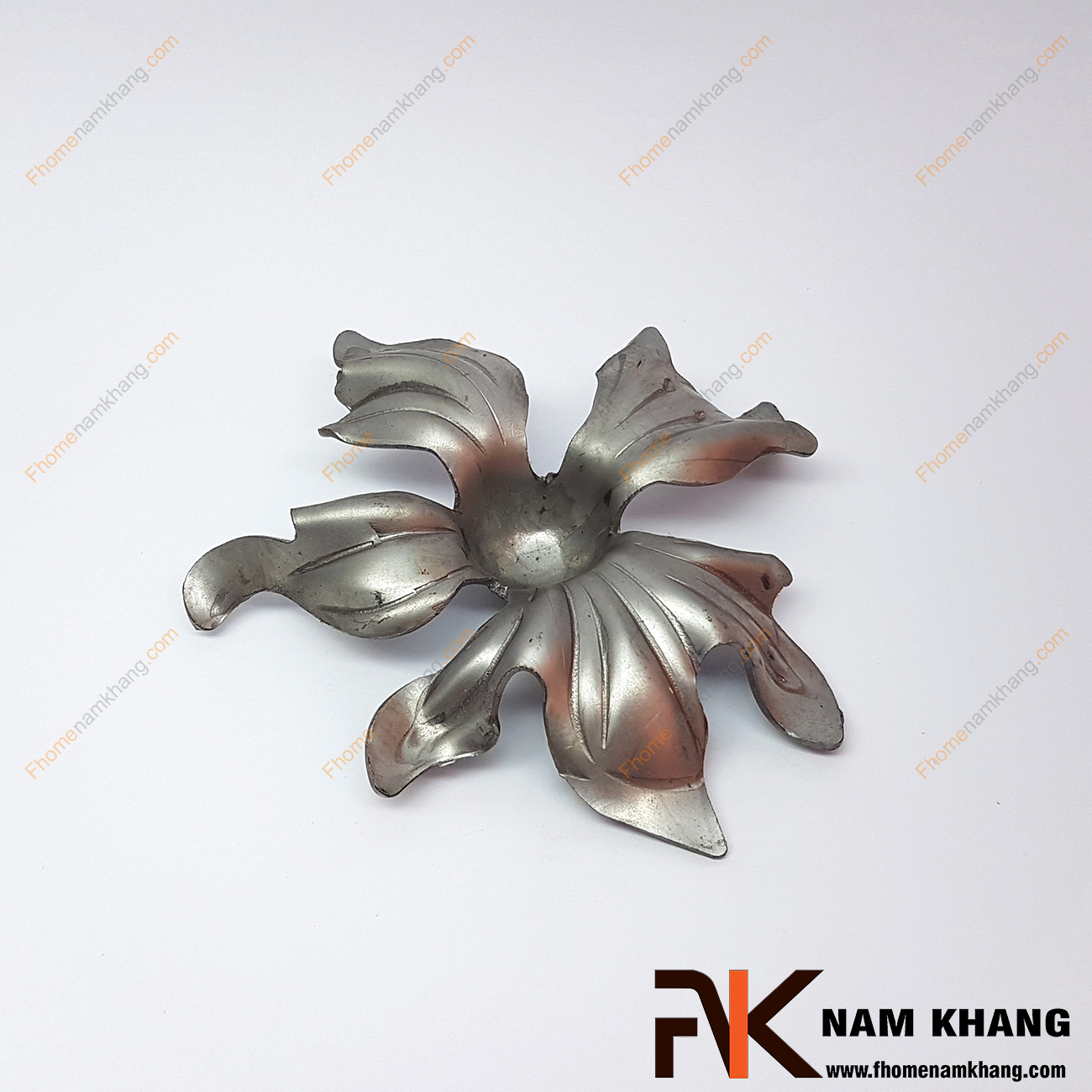 Hoa thép dập hình bông hoa 5 cánh nhọn NKS-82 được sản xuất từ thép tấm có độ dày 1-2mm, có bề mặt láng mịn, hàn gắn dể dàng vào các chi tiết thép khác.