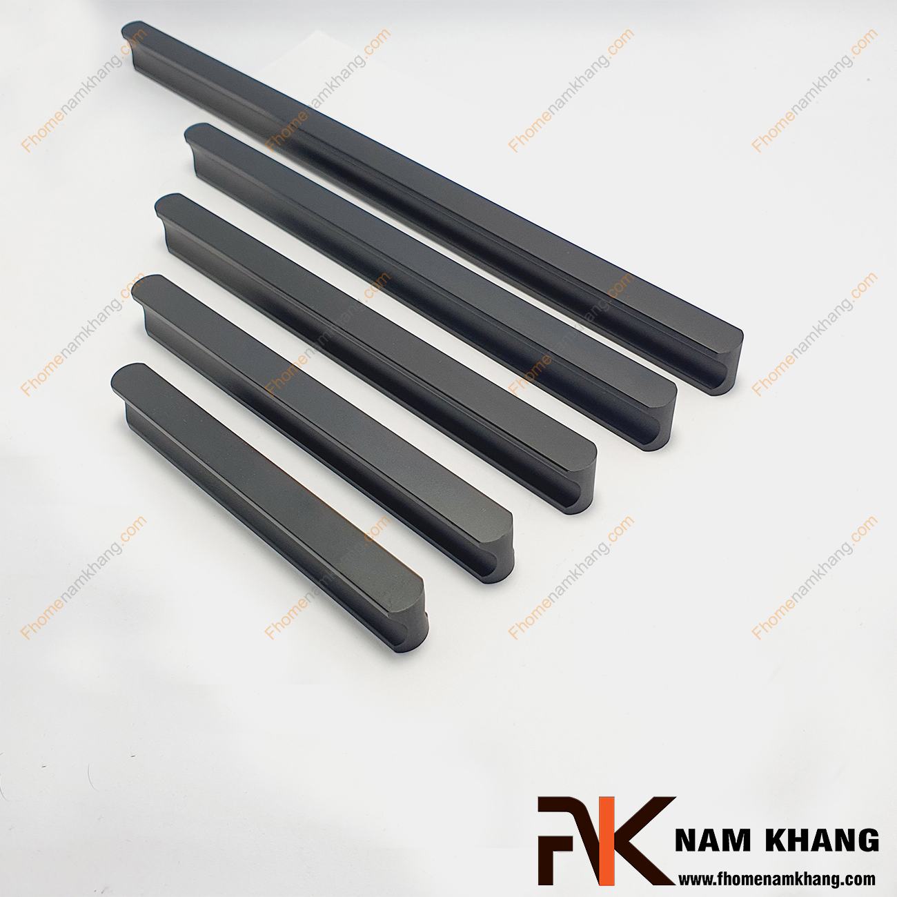 Tay nắm tủ dạng thanh dài nguyên khối màu đen NK001-DB dạng tay nắm tủ thanh dài nguyên khối được sản xuất từ chất liệu hợp kim cao cấp và xử lý bề mặt kỹ thuật cao.