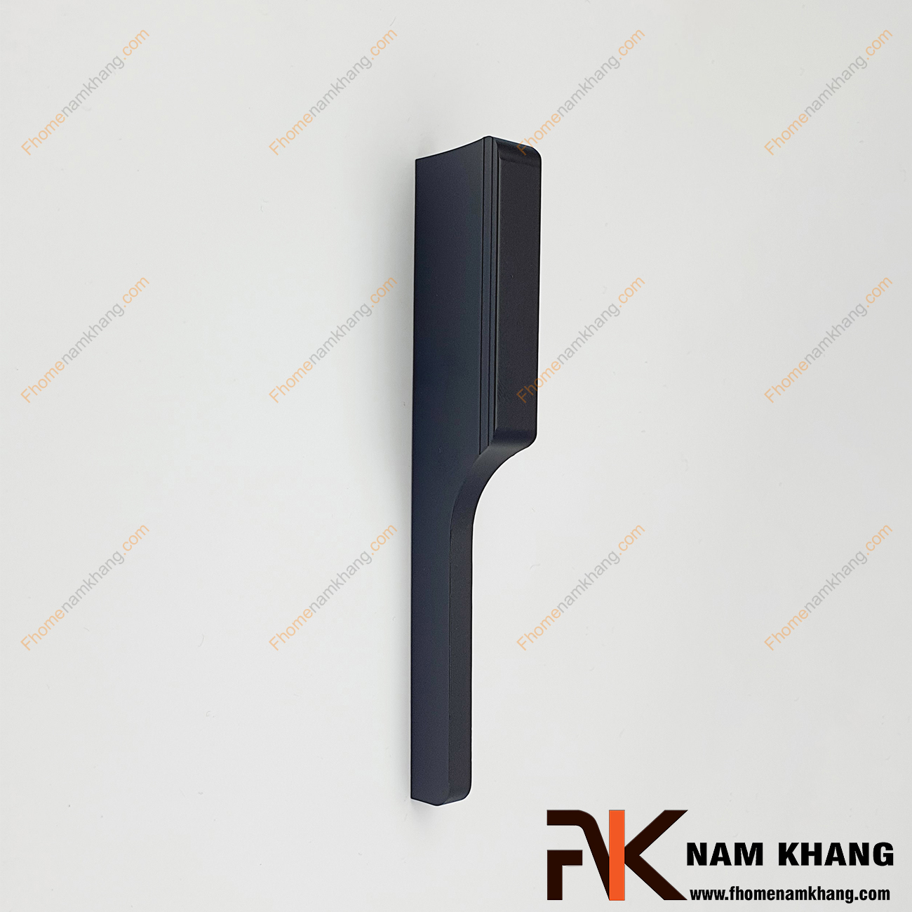 Tay nắm tủ dạng thanh màu đen mờ NK235MS-96D thường được sử dụng trên nhiều dạng tủ kệ, đặc biệt là các dạng tủ bếp và tủ quần áo