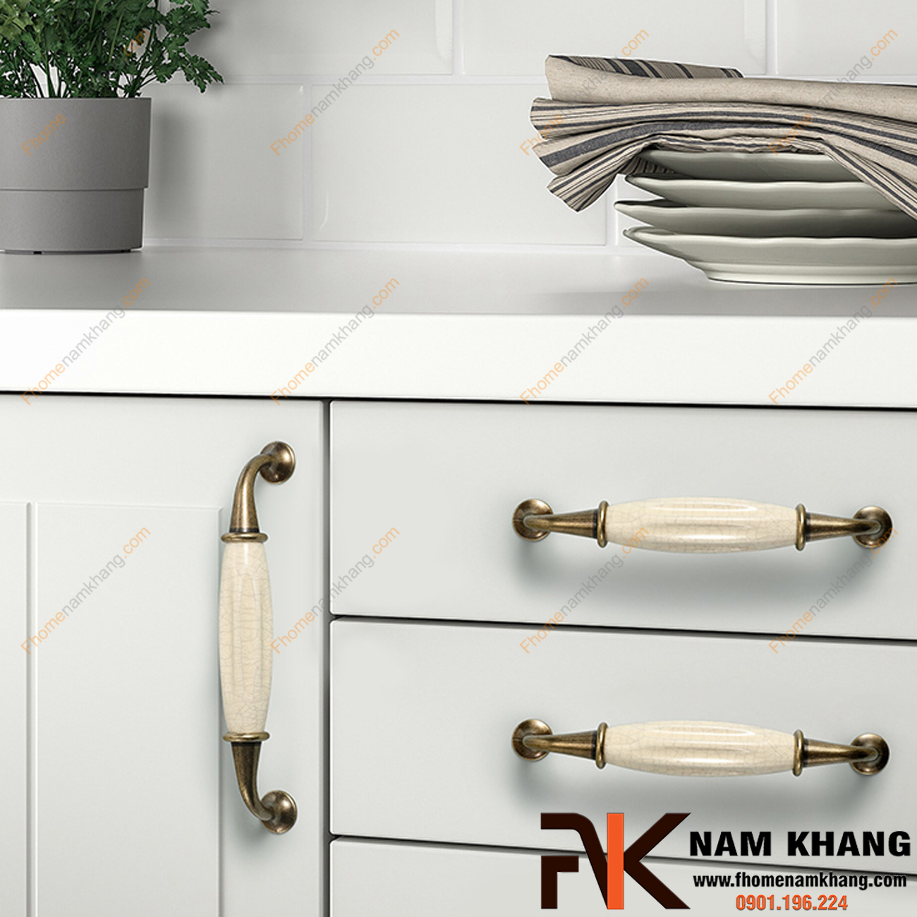 Trong bài viết này, F-Home NamKhang sẽ tiết lộ bí quyết trang trí nhà bếp đẹp bằng cách sử dụng tay nắm tủ sứ. Hãy sẵn sàng biến căn bếp của bạn thành một không gian đầy phong cách và hấp dẫn, khiến mọi người nhìn vào phải kinh ngạc.